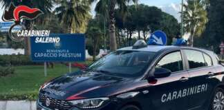 Prima gli spari, poi l’auto in fiamme: ex assessore ferito lungo il litorale