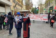 VIDEO/ Napoli, marcia per Gaza al Vomero tra la folla di Natale: “Provocazione all’indifferenza”