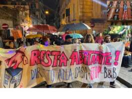 Overtourism, caro affitti e speculazione: a Napoli protesta sotto la pioggia