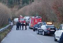 Ghiaccio su strada, tir, furgone e auto giù dal cavalcavia: feriti i conducenti