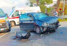 Auto sbanda e si ribalta: due feriti, c’è anche un bambino