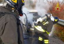 FOTO/ A fuoco auto in transito: 74enne vivo per miracolo
