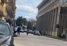 Tragedia in centro città: donna si accascia e muore