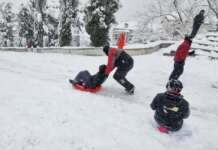 Nel Salernitano nevica da ore, a Caggiano vie come piste slittino