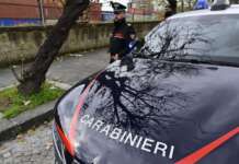 Auto senza freno a mano inserito: uomo resta schiacciato
