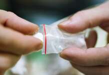 Giovane abbandonata in strada quasi in arresto cardiaco: si indaga sul festino a base di droga