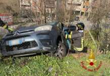 FOTO/ Sbanda con l’auto e si ribalta: 37enne in ospedale