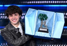 Settembre, dopo il trionfo a Sanremo la targa dal sindaco di Napoli