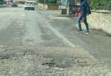 FOTO/ Buche stradali, quando il “rattoppo” diventa ordinarietà