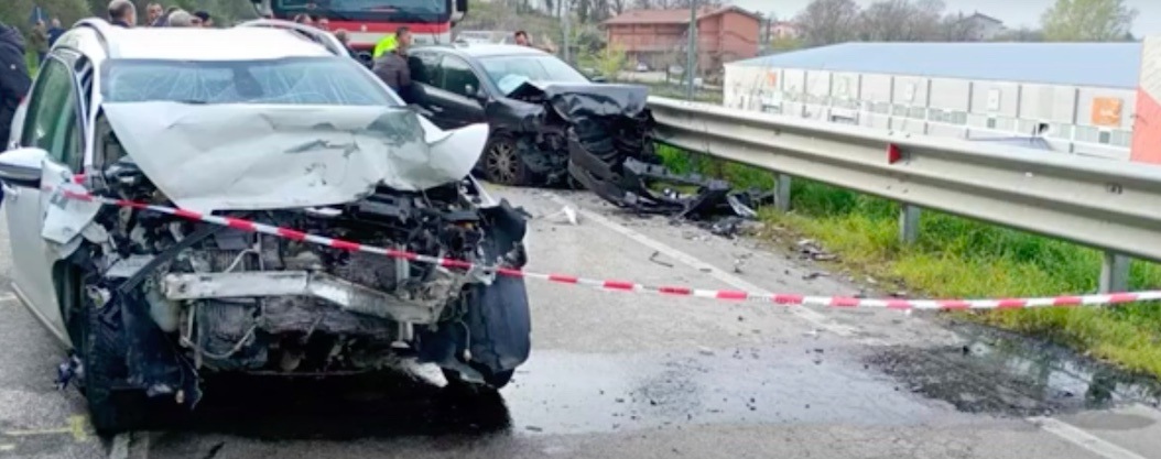schianto ofantina il dolore per domenico si prega per due donne da Anteprima24.it schianto ofantina il dolore per domenico si prega per due donne