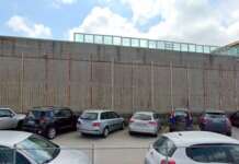 Follia carceri, detenuto sfascia un ufficio e ferisce agenti con forbici