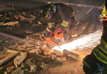 FOTO/ A fuoco fabbrica di alluminio: indagini sulle cause