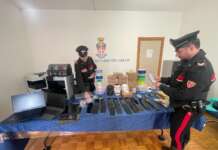 Maschere da film in un laboratorio per truffe online, indagano i Carabinieri