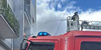 Incendio in un magazzino a Napoli, evacuata palazzina