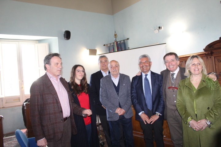 Cerreto, ceramiche in pietra lavica per impreziosire la città Cerreto, ceramiche in pietra lavica per impreziosire la città