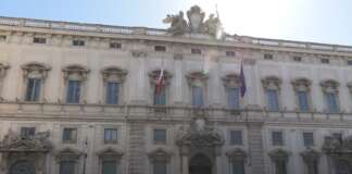 Maxi compensi a staffisti, Regione Campania può essere salvata dalla sanatoria del governo Meloni