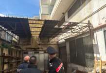 Cade dal tetto mentre sta lavorando: 60enne muore sul colpo