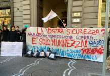 Napoli, blitz studenti sotto sede FdI: scaricati sacchetti con facce di tre ministri