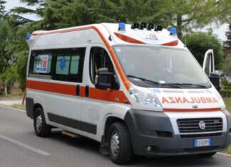 Bimbo di 11 anni investito da un’auto pirata: è in fin di vita, caccia al conducente