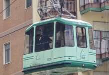 Tragedia Monte Faito, una corona di fiori ai piedi della funivia