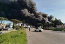 Incendio Caivano, allerta nube nera pure a Napoli e Caserta: raffica di scuole chiuse