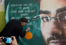 VIDEO/ Salerno, Rocco Hunt torna a scuola e viene… promosso