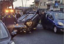 Napoli, altra auto si ribalta: un ferito e 5 vetture danneggiate in via Nicolardi