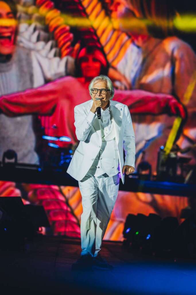 Nino D’Angelo, 40 Anni di carriera: parte il tour anni ’80 tra musica, emozioni e identità Nino D’Angelo, 40 Anni di carriera: parte il tour anni ’80 tra musica, emozioni e identità