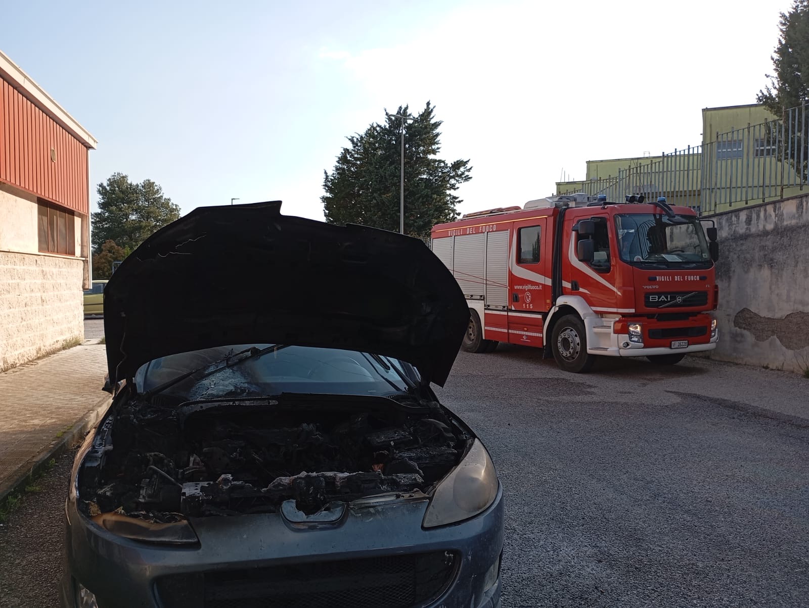 Auto sosta da Anteprima24.it auto in sosta va a fuoco paura in città