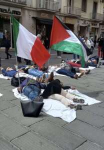 FOTO/ Per la Palestina, stesi sulle lenzuala simbolo della morte FOTO/ Per la Palestina, stesi sulle lenzuala simbolo della morte