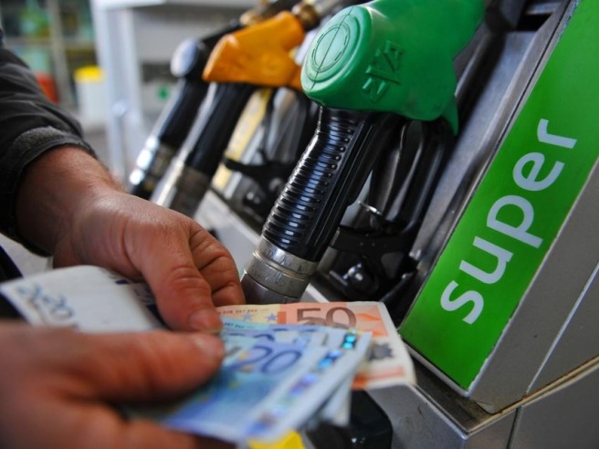 Ancora accise sui carburanti, sale il diesel ma benzina non cala Ancora accise sui carburanti, sale il diesel ma benzina non cala