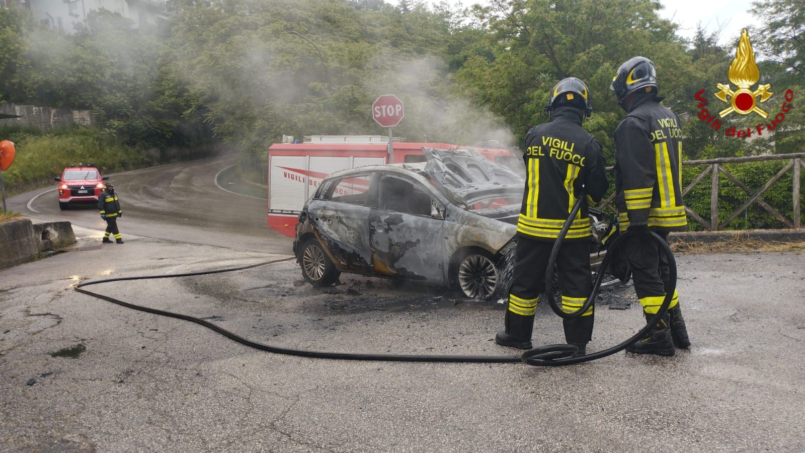 veicolo prende fuoco con una famiglia a bordo tragedia evitata da Anteprima24.it veicolo prende fuoco con una famiglia a bordo tragedia evitata