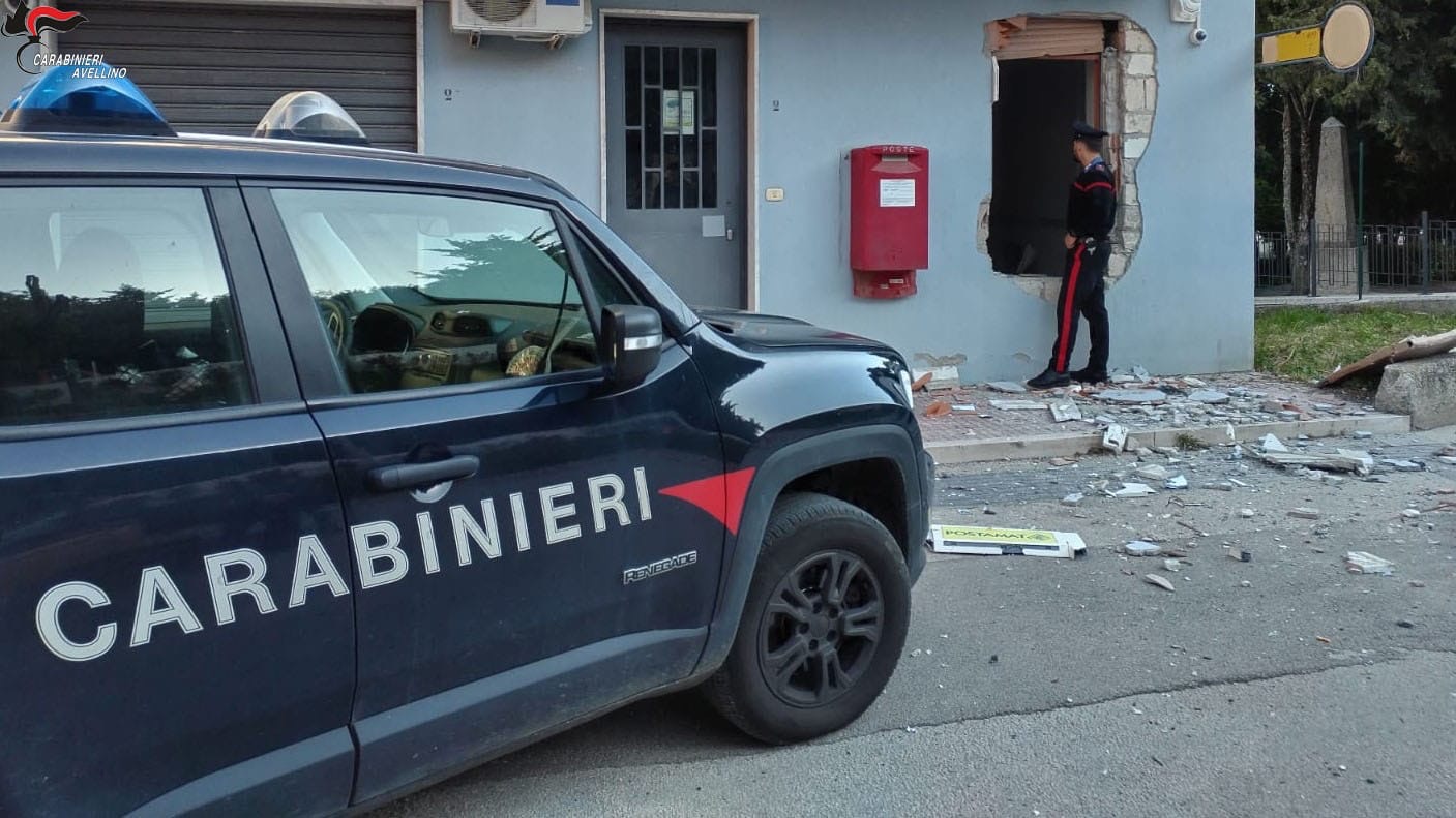 esplosione nella notte all atm dell ufficio postale indagano i carabinieri