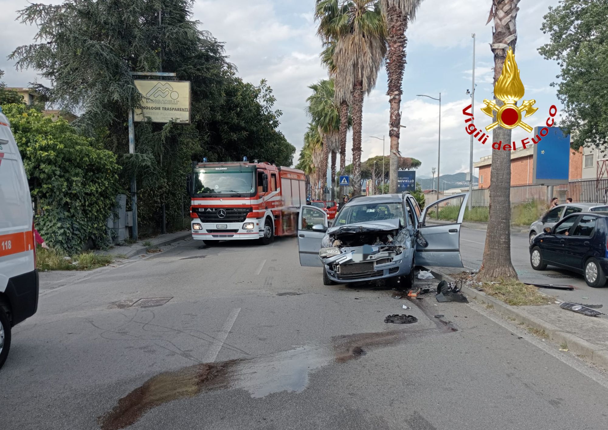 Salerno, perde il controllo dell’auto e finisce contro il marciapiede: un uomo in ospedale Salerno, perde il controllo dell’auto e finisce contro il marciapiede: un uomo in ospedale