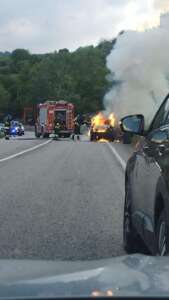 Auto in fiamme sulla Fondo Valle Vitulanese: carabinieri e vigili del fuoco sul posto Auto in fiamme sulla Fondo Valle Vitulanese: carabinieri e vigili del fuoco sul posto