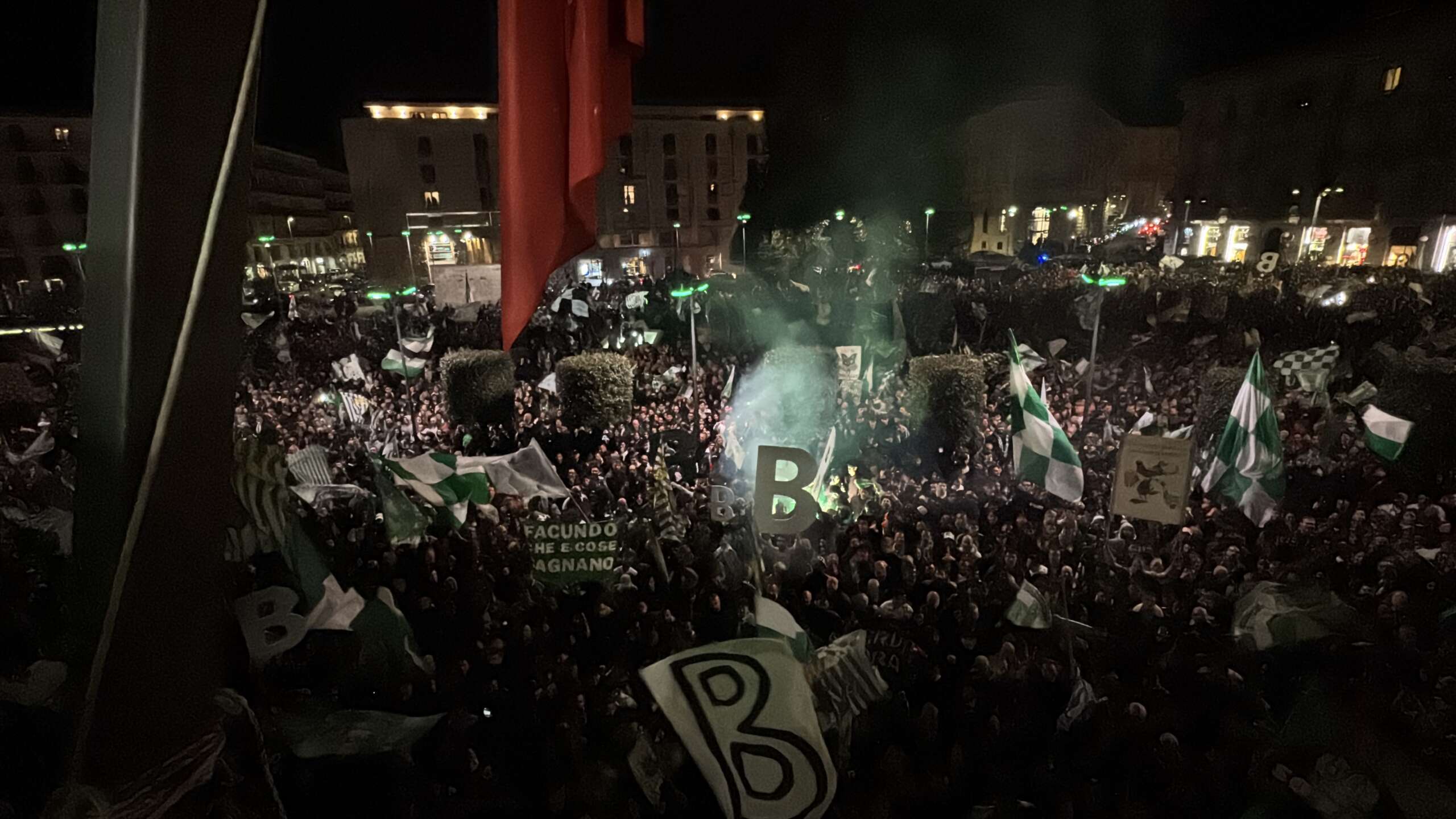 L’Avellino celebra da Anteprima24.it l avellino celebra la promozione bus scoperto e stop alla circolazione in città