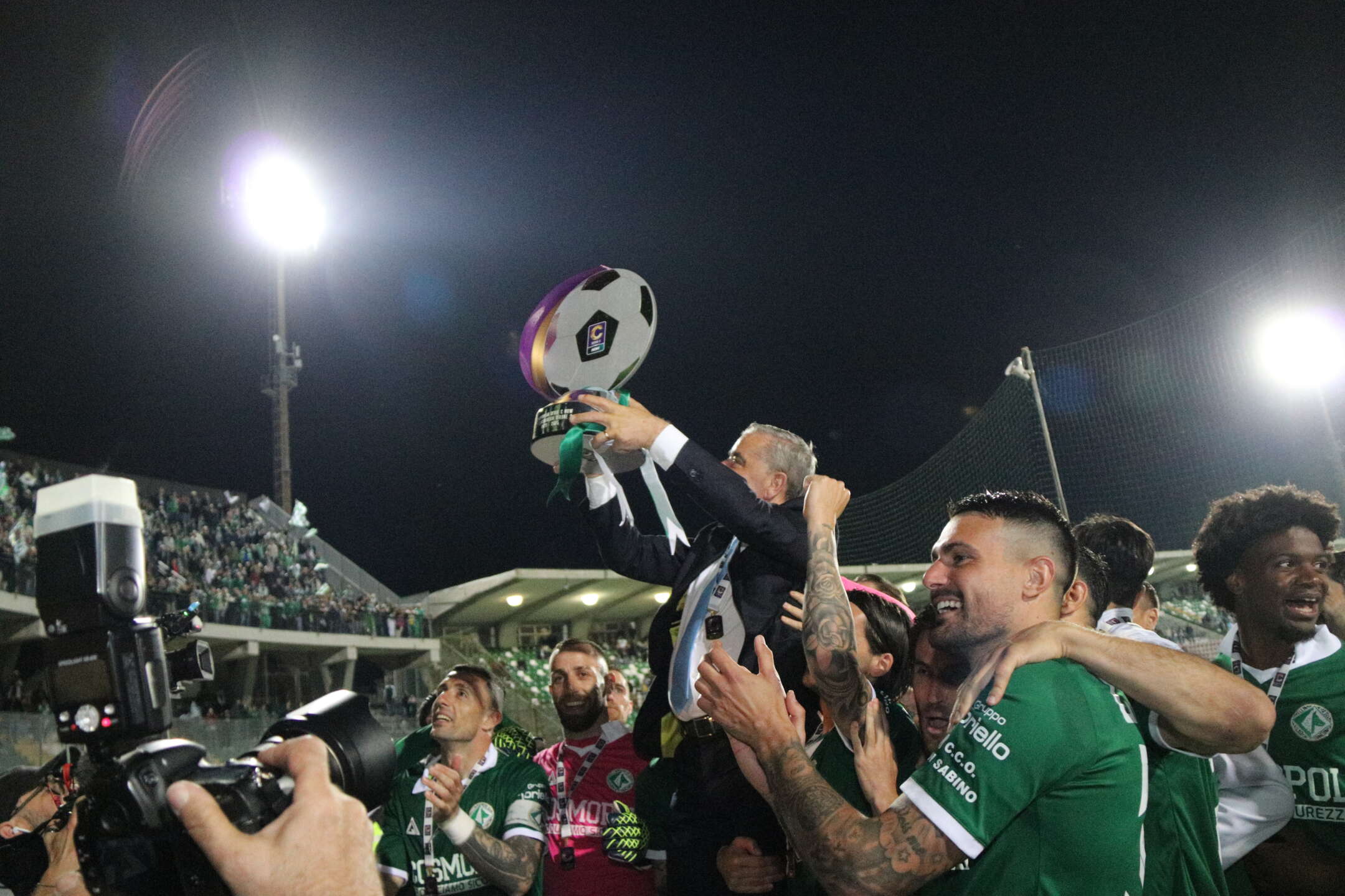 FOTO/ Consegnata la coppa, scoppia la festa: il Partenio incorona i suoi eroi FOTO/ Consegnata la coppa, scoppia la festa: il Partenio incorona i suoi eroi
