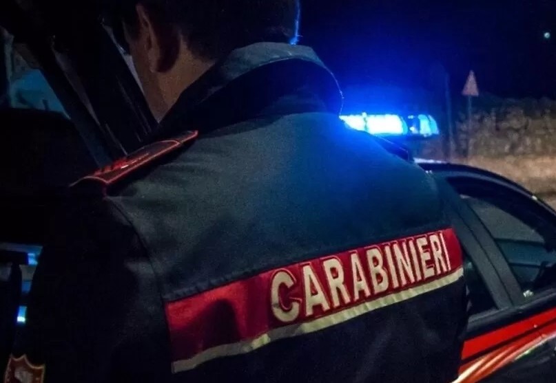 aggredisce i familiari e si scaglia contro i carabinieri arrestato 36enne in stato di alterazione