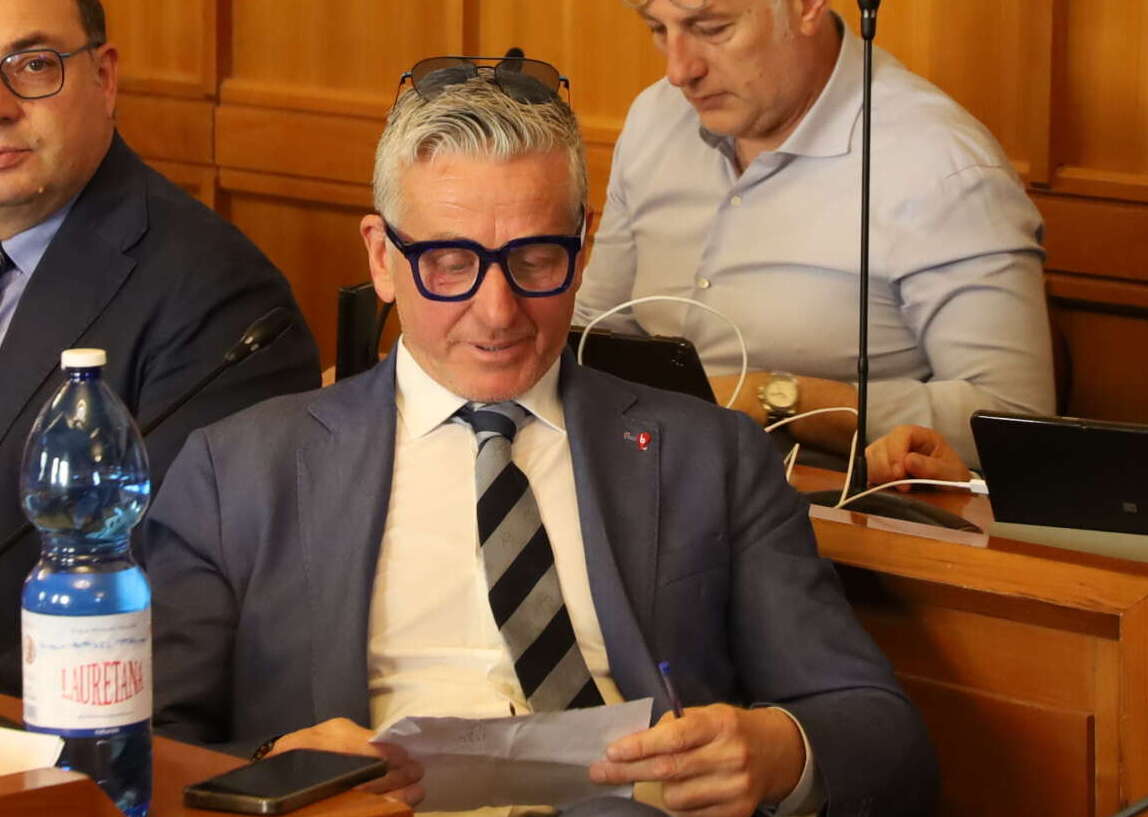 video picariello perde le staffe e punta il dito contro la stampa lei chi è io sono consigliere comunale da Anteprima24.it video picariello perde le staffe e punta il dito contro la stampa lei chi è io sono consigliere comunale