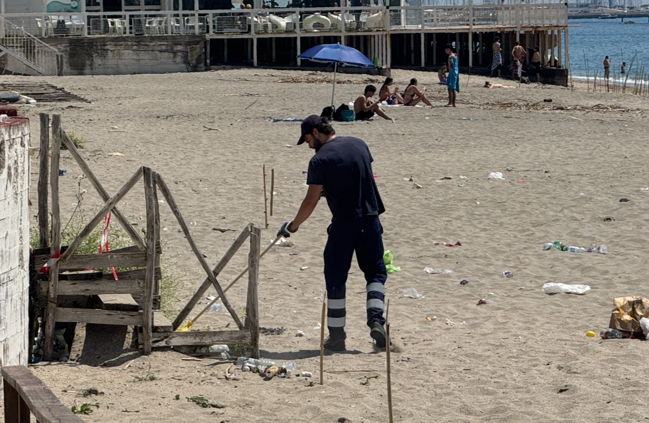 Spiagge, operatori al lavoro tra i bagnanti Spiagge, operatori al lavoro tra i bagnanti