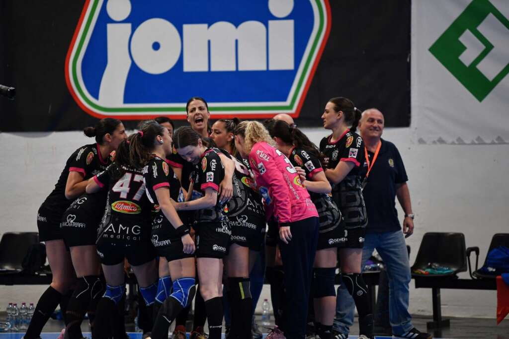 Pallamano, Jomi Salerno da impazzire: superata Pontinia, ora la finale scudetto Pallamano, Jomi Salerno da impazzire: superata Pontinia, ora la finale scudetto