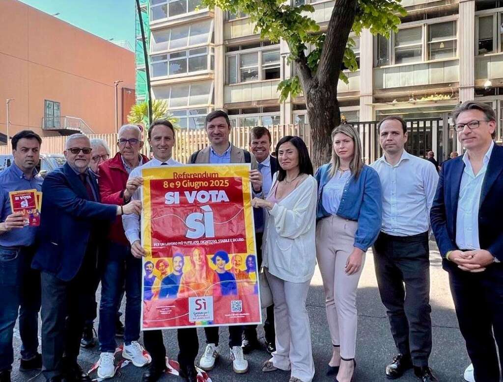 Pd, manifestazione di protesta sotto la sede Rai per denunciare il silenzio sui referendum Pd, manifestazione di protesta sotto la sede Rai per denunciare il silenzio sui referendum
