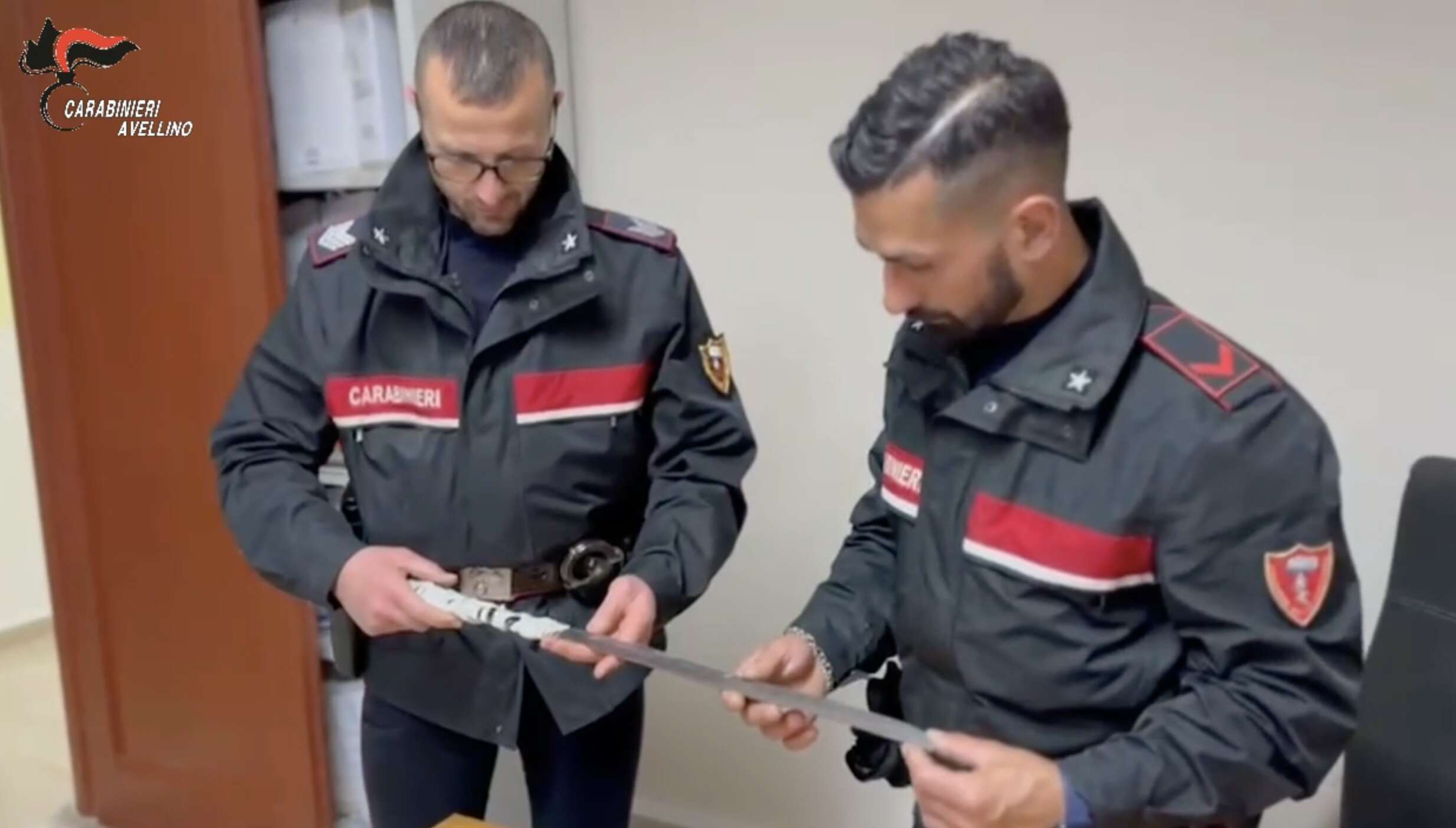 armato di katana terrorizza il paese 25enne in manette da Anteprima24.it armato di katana terrorizza il paese 25enne in manette