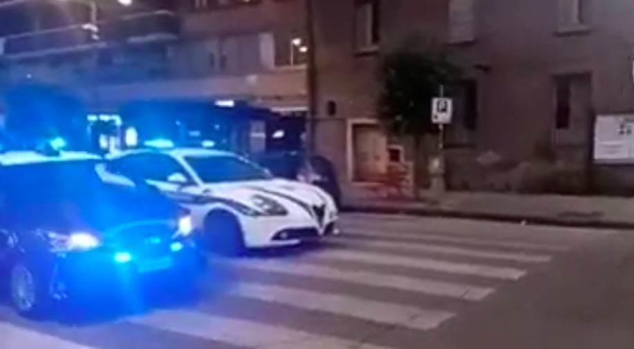 Prima l’incidente, poi la fuga e la rissa: panico in centro città