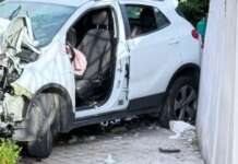 Sbanda e l’auto si schianta in una casa: Aiello prega per Alberto