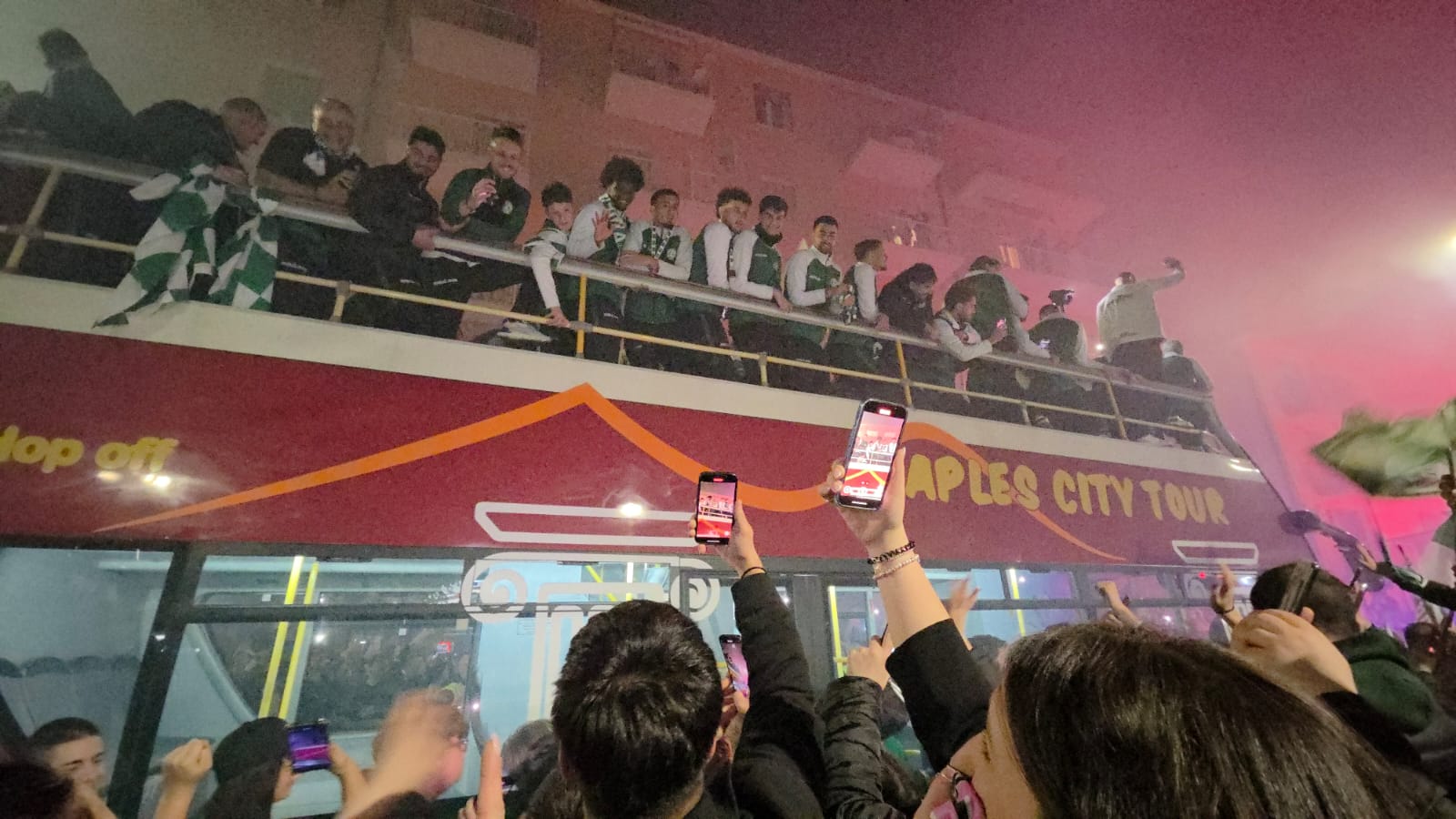 Il viaggio del trionfo: il popolo biancoverde accompagna i suoi campioni Il viaggio del trionfo: il popolo biancoverde accompagna i suoi campioni
