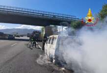 Auto in fiamme sulla Salerno-Reggio Calabria, traffico in tilt