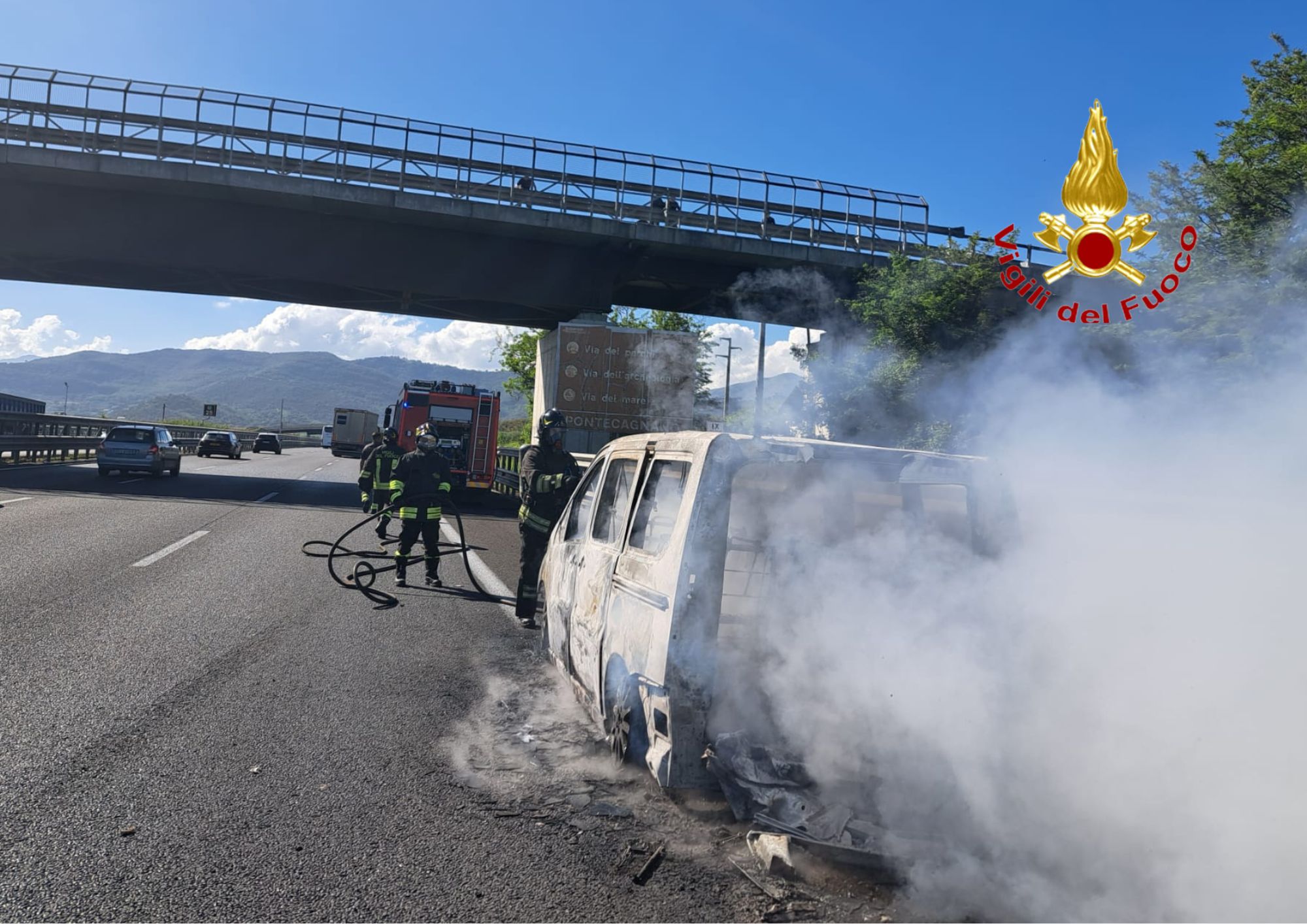 Auto in fiamme sulla Salerno Reggio Calabria, traffico in tilt Auto in fiamme sulla Salerno Reggio Calabria, traffico in tilt