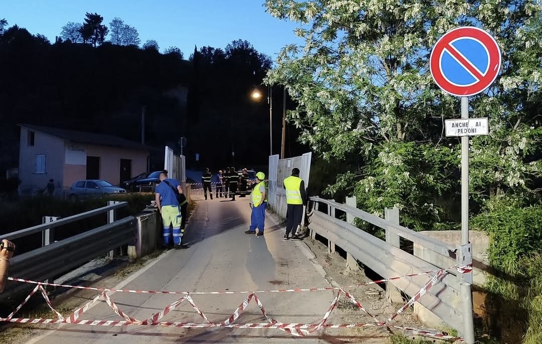 Autocarro contro il muro: detriti sulla linea ferroviaria, corse sospese Autocarro contro il muro: detriti sulla linea ferroviaria, corse sospese