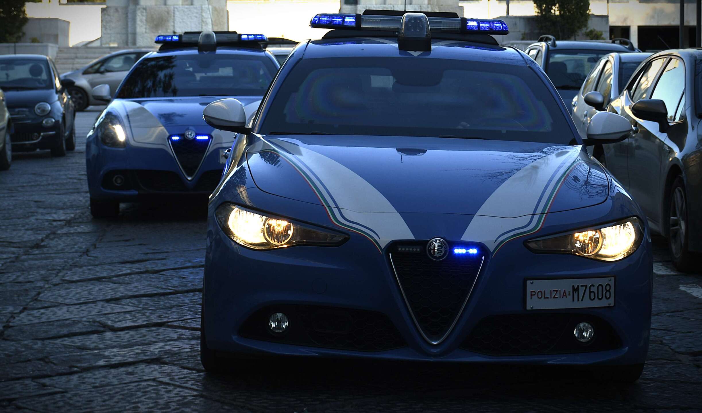 Tentano furto in abitazione e aggrediscono i poliziotti: arrestati due cittadini di origine rumena Tentano furto in abitazione e aggrediscono i poliziotti: arrestati due cittadini di origine rumena
